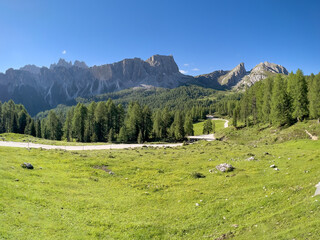 Fototapeta na wymiar Panoramic mountain chain along the Tirol Mala Giau alps