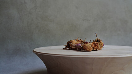 白い木製花台とバラのドライフラワー