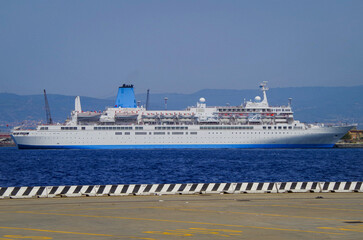 Kreuzfahrtschiff Celebration Cruises im Hafen von Messina, Italien - Classic cruiseship cruise ship...