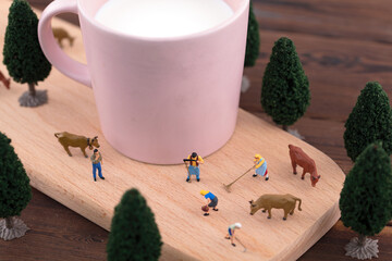 Miniature creativity vigorously develops agriculture and animal husbandry, a glass of milk
