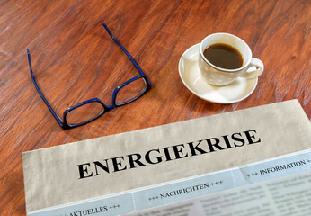 Energiekrise Zeitung mit Brille und Kaffee auf einem Schreibtisch