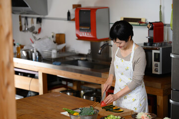 ご飯を作る素敵なお母さん