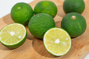 徳島県産すだち　（日本の柑橘類）さわやかな酸味。学名： Citrus sudachi