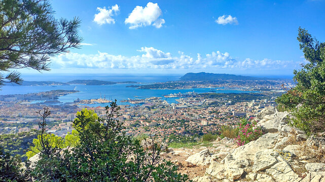 Panorama sur Toulon dans le Var et la C&ocirc;te d'Azur depuis le Mont faron