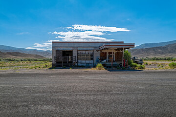 An abandonded service station in the desert in southwestern Utah - obrazy, fototapety, plakaty