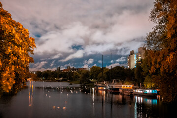 Obraz premium Swan Lake at night