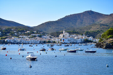 Cadaqués pueblo de pescadores con turistas de costa mediterránea, pueblo blanco donde vivía el...