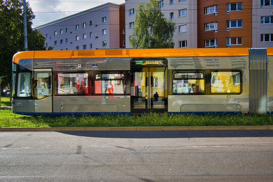 Moderne gelb-silberne Stra&szlig;enbahn der Leipziger Verkehrsbetriebe (LVB) f&auml;hrt an einem Wohnviertel vorbei, &ouml;ffentlicher Personennahverkehr (&Ouml;PNV), Leipzig, Sachsen, Deutschla
