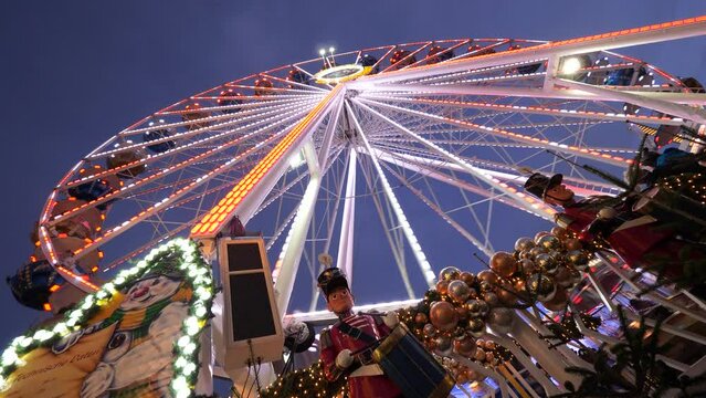 Riesenrad auf dem Weihnachtsmarkt
