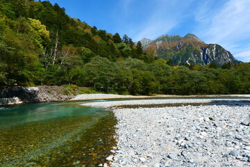 Fototapeta na wymiar 中部山岳国立公園、上高地。梓川から明神岳を望む。松本、長野、日本。10月上旬。