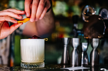 man hand bartender making cocktail in glass on the bar counter