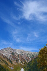 秋の上高地から穂高連峰を望む。松本、長野、日本。10月上旬。