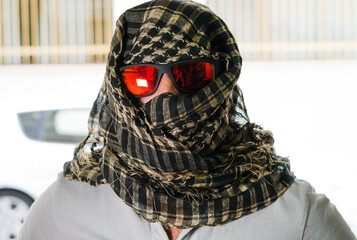 Hombre Joven con pañuelo en la cabeza y gafas, pañuelo tipo  árabe, shemag, pirata, o bandolero,...