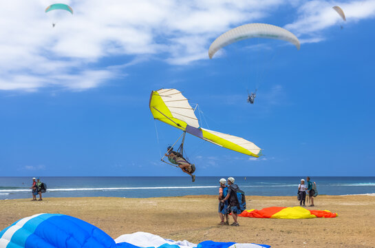 Deltaplane et parapentes sur aire d’atterrissage à Saint-Leu, île de la Réunion 
