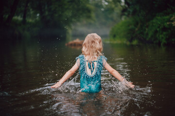 Fototapeta little girl in the river obraz