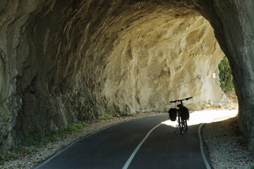 Vélo avec des sacoches à l'intérieur d'un tunnel, vélotourisme sur la ViaRhôna de Genève à...