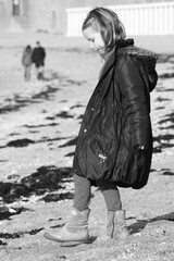 Jeune fille sur la Grande Plage de Port-Louis, pays de Lorient (Bretagne, Morbihan, France)