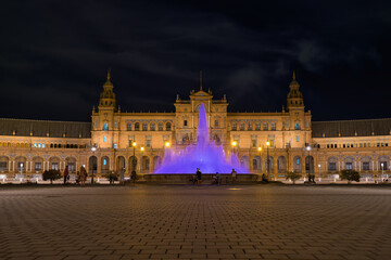 Obraz premium Night photograph of the plaza de españa in seville.