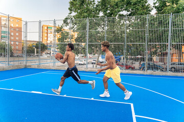 Obraz premium Sporty Friends Playing Basketball