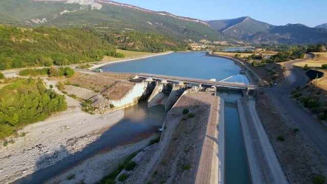 Vue a&eacute;rienne du barrage hydraulique Saint-Sauveur et de son r&eacute;servoir, construit sur la rivi&egrave;re Bu&euml;ch, sur les communes du Bersac et de M&eacute;reuil, France, dans le d&eacute;partement fran&ccedil;ais des Hautes-Alpes