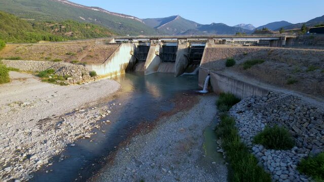 Vue a&eacute;rienne du barrage hydraulique Saint-Sauveur et de son r&eacute;servoir, construit sur la rivi&egrave;re Bu&euml;ch, sur les communes du Bersac et de M&eacute;reuil, France, dans le d&eacute;partement fran&ccedil;ais des Hautes-Alpes