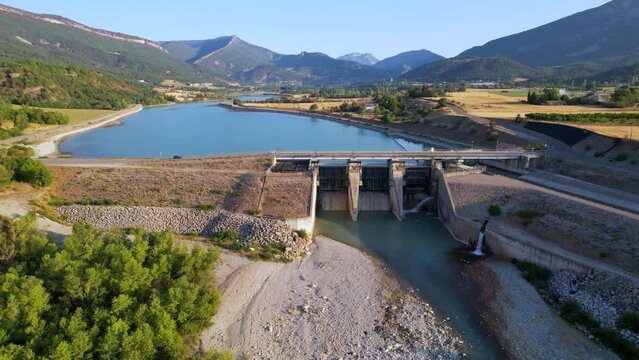 Vue a&eacute;rienne du barrage hydraulique Saint-Sauveur et de son r&eacute;servoir, construit sur la rivi&egrave;re Bu&euml;ch, sur les communes du Bersac et de M&eacute;reuil, France, dans le d&eacute;partement fran&ccedil;ais des Hautes-Alpes