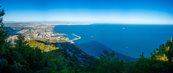 Obraz premium Aerial view of beautiful blue gulf and Konyaalti beach in popular resort city Antalya, Turkey.
