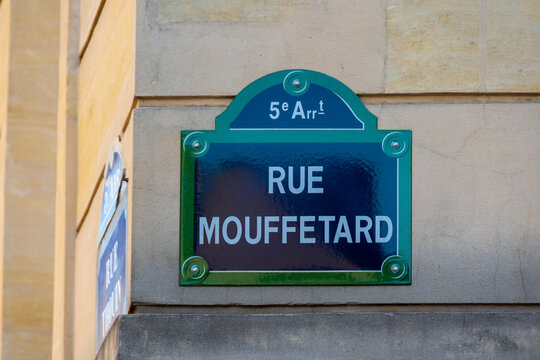 Plaque de rue parisienne traditionnelle sur laquelle est écrit "Rue Mouffetard", rue célèbre dans le monde entier, typique du quartier latin, située dans le cinquième arrondissement de Paris, France