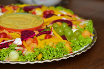 starter plate with cheese and fruit, cold dish, cold platter,accompaniment to wine, snack to wine, vegan salad, hors d'oeuvre