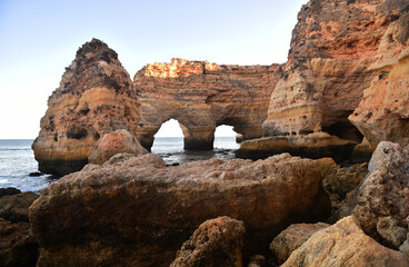 una bonita playa en el algarve de portugal