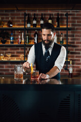 barman decorate negro martini cocktail