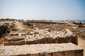 Obraz premium ruins of Greek architecture. Catacombs in Cyprus. ancestral legacy to explore