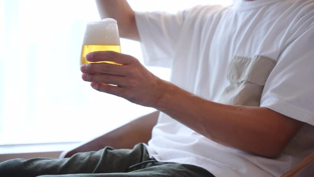 ホテルでビールを飲む日本人の男性