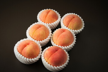 贈答品でいただいた、とても美味しそうに熟したモモ