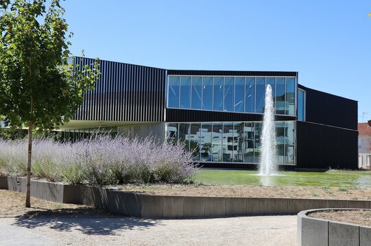 La médiathèque Albert Camus, vue de l'extérieur, ville de Vitry le François, département de la Marne, France