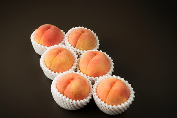 贈答品でいただいた、とても美味しそうに熟したモモ