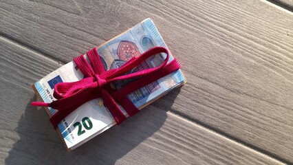 Mazzetta di Banconote in euro legate con un nastro © Alfons Photographer