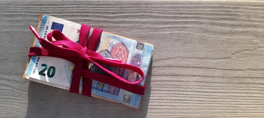 Mazzetta di Banconote in euro legate con un nastro © Alfons Photographer