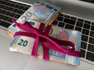 Mazzetta di Banconote in euro legate con un nastro © Alfons Photographer