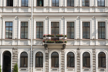 Obraz premium View of the facade of the house with windows and a balcony.