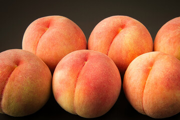 贈答品でいただいた、とても美味しそうに熟したモモ