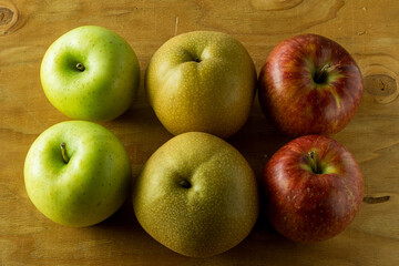 並んだ秋の果物　梨・洋梨・リンゴ・青りんご　コピースペース