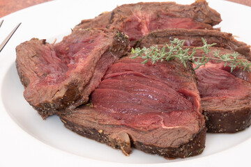 tranches de rôti de boeuf saignante dans une assiette	