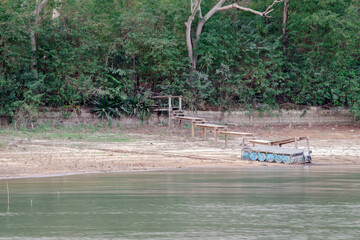 Obraz premium Linda manhã, com vista para pequeno cais de madeira ao fundo em época de seca, céu azul e limpo, e sem neblina na praia de água doce da represa da Várzea das Flores, em Contagem, Minas Gerais, Brasil.