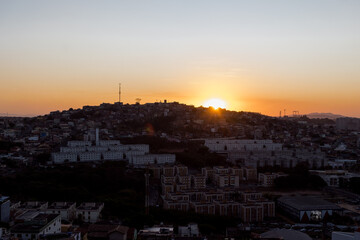 Lindo p&ocirc;r do sol ao entardecer com c&eacute;u laranjado limpo, em pedreira no bairro Industrial, Contagem, Minas Gerais.