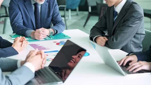会議するビジネスグループ　スローモーション