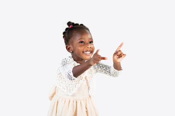 giovane ragazza nera isolata con sfondo bianco felice e gesticola  