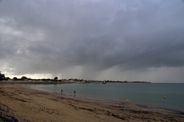 ciel menaçant au bord de mer