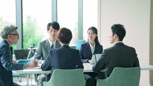 会議する幅広い世代のビジネスグループ　スローモーション