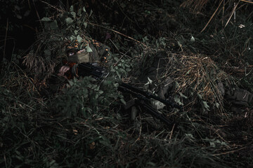 Obraz premium Eastern special forces soldier with rifle in woodland